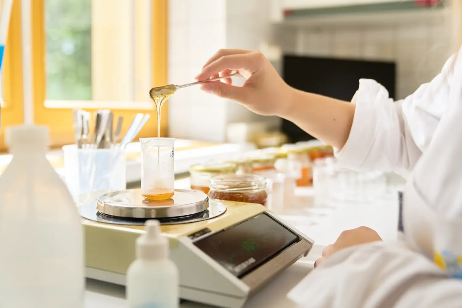 Bienenprodukte werden im Labor getestet